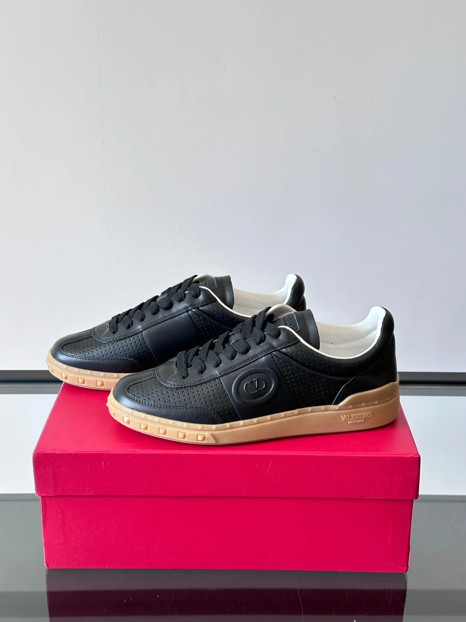 Factory price: 438💰Original quality, top version on the market VALENTINO (Valentino) latest fashion week catwalk [couples 👫 model], unique design, fashionable family specializes in slim feet🔥A fashion product of Baita [strong] Fabric: The toe is made of high mercerized triangular grain cowhide and A-grade full-grain cowhide, original lasting process Inner lining: cowhide lining + men's shoes 💰U hanging mesh feet, heels and tongues decorated with VaIentin* shallow relief oversized rivets Size: 38-44, customized 45